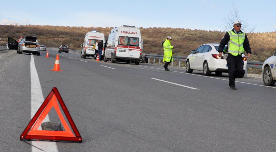 Son Dakika Haberi Istanbul Da Tem Otoyolu Nda Feci Kaza 1 Olu 2 Agir Yarali Ntv