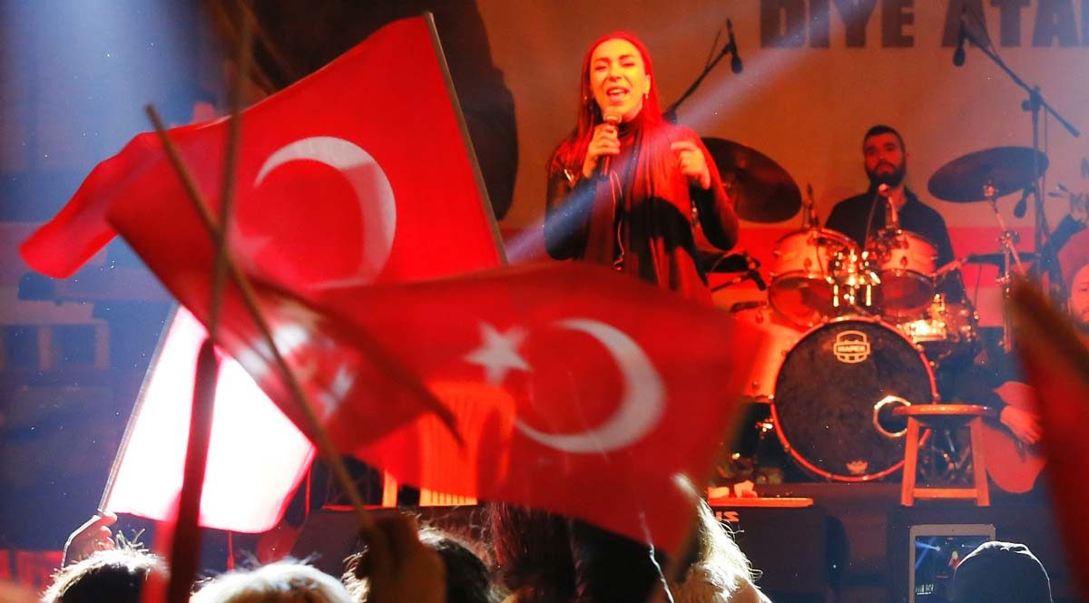 Leman Sam’ın Kırklareli’ndeki konserinde sahneye çıkan ünlü sanatçılar referandumda “Hayır” çağrısı yaptı