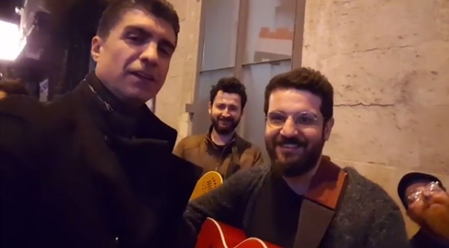 Özcan Deniz, sokak müzisyenleriyle düette