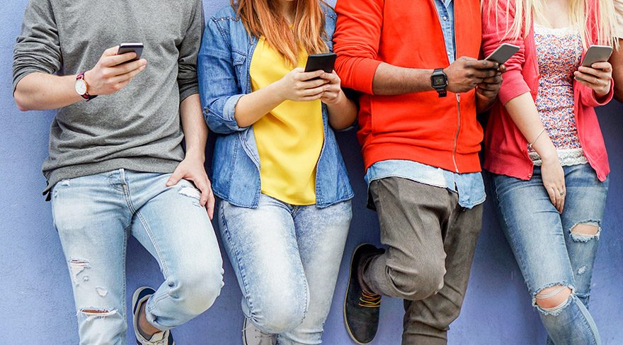 Türk halkı ortalama dört saatini telefon başında geçiriyor