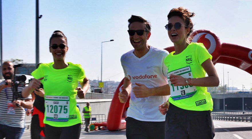 Hande Soral ve Bensu Soral, yarı maratonda koştu
