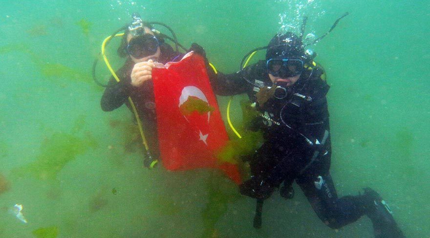 23 Nisan’ı su altında kutladılar