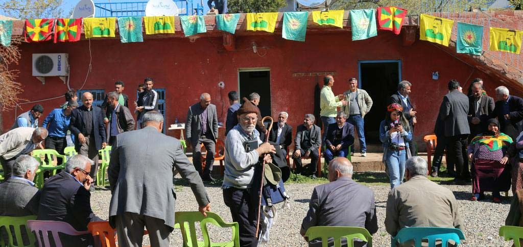 FOTO: DHA / Evin duvarlarına bebek katilinin fotoğraflarıyla beraber PKK paçavraları da asıldı.