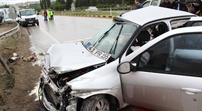 Kastamonu'da otomobil kamyonla çarpıştı: 3 ölü