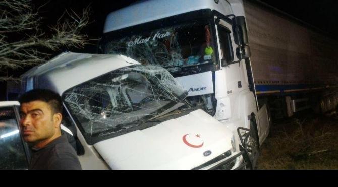 Kırıkkale'de minibüse TIR çarptı: 2 ölü, 1 yaralı