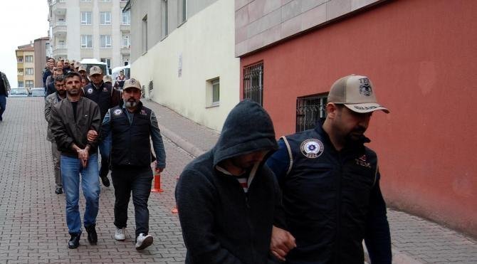 Kayseri'de FETÖ şüphelisi 22 polis adliyede