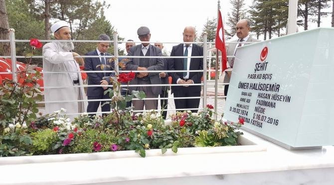 Şehit kaymakamın babası, Ömer Halisdemir'in mezarını ziyaret etti