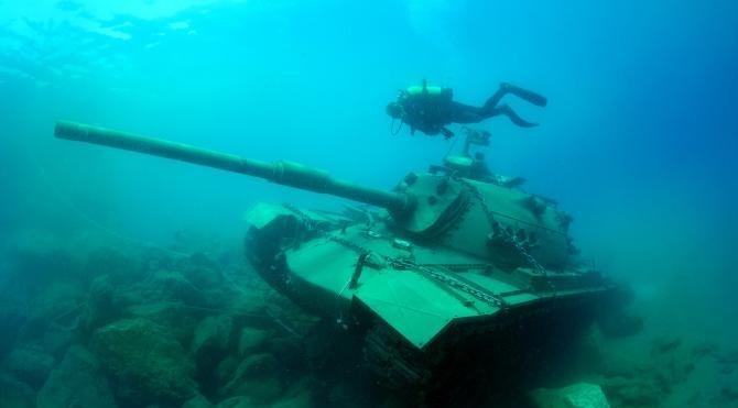 45 tonluk tank Güvercin Adası'na taşınarak yeniden batırıldı