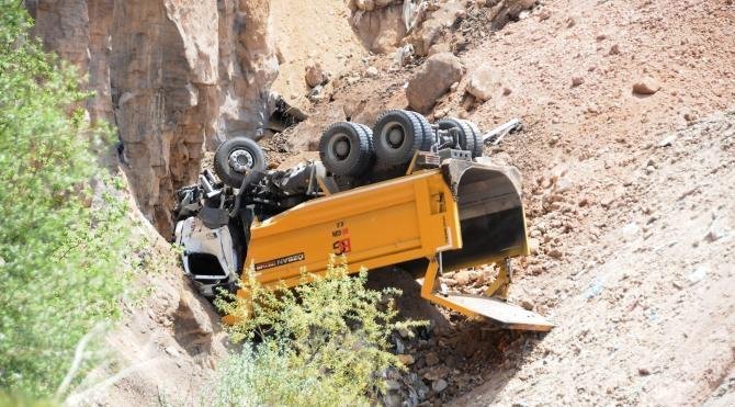 Hafriyat kamyonu 40 metrelik uçuruma düştü