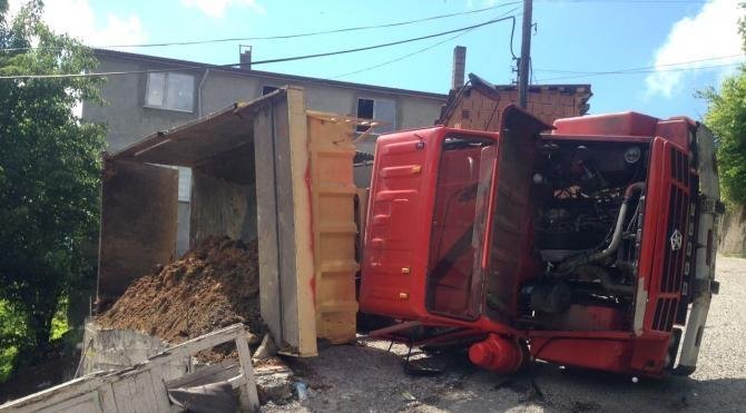Zonguldak'ta toprak yüklü kamyon devrildi