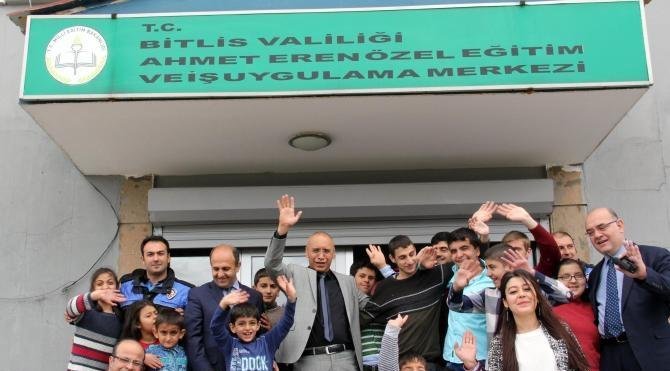 Bitlis Emniyet Müdürü'nden engelli öğrencilere ziyaret