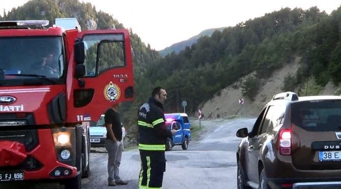 Andırın'da iki saat uçuruma yuvarlandığı iddia edilen otomobil arandı