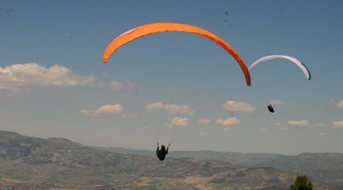 Turhal'da uluslararası yamaç paraşütü yarışması