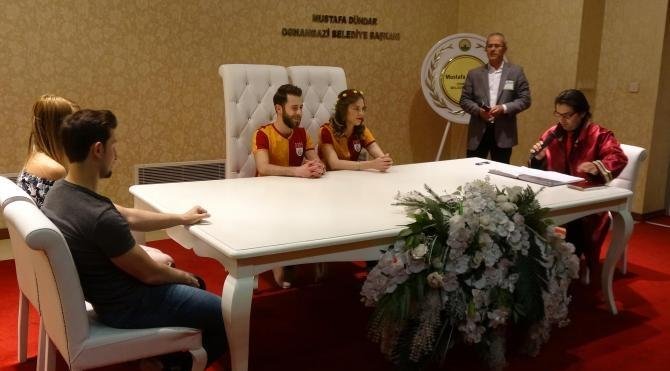 Galatasaray formasıyla nikah masasına oturdular