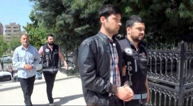 Evlerinde Kalaşnikof ve FETÖ, PKK, DEAŞ materyalleri bulunan baba ve oğlu tutuklandı