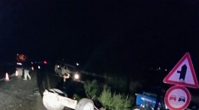 Minibüs, traktöre çarptı: 1 ölü, 2 yaralı