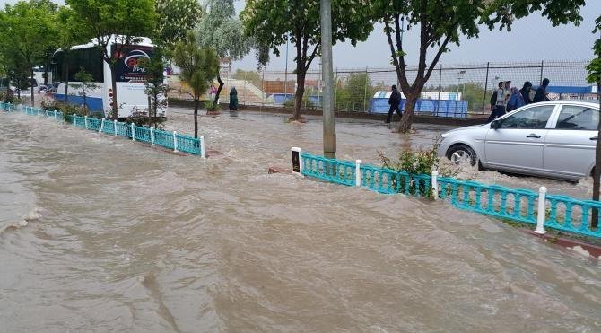 Kütahya'da yağmur cadde ve sokakları göle döndürdü