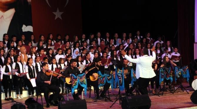 Öğrenciler 6 dilde ve 2 lehçede şarkı söyledi