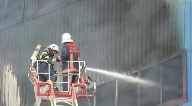 Trabzon'da mobilya fabrikası yandı (4)