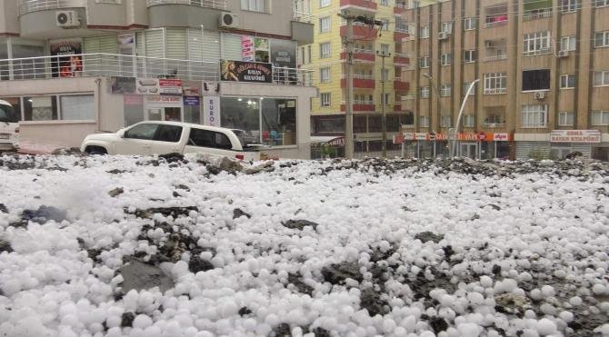 Mardin'de dolu yağışı hayatı olumsuz etkiledi