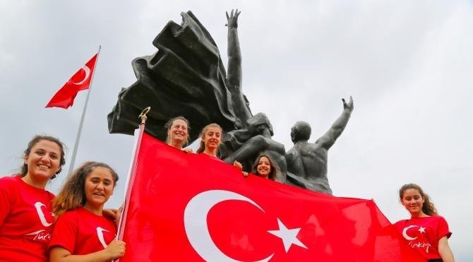 Antalya'da 19 Mayıs kutlamasında liseliler 'İzmir Marşı'nı söyledi