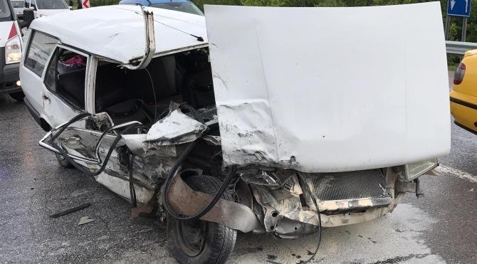 Kocaeli'de 2 otomobil çarpıştı: 10 yaralı