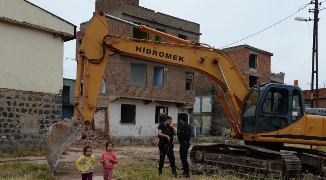 Sur İlçesi'ndeki kamulaştırılan yapılan yıkılıyor