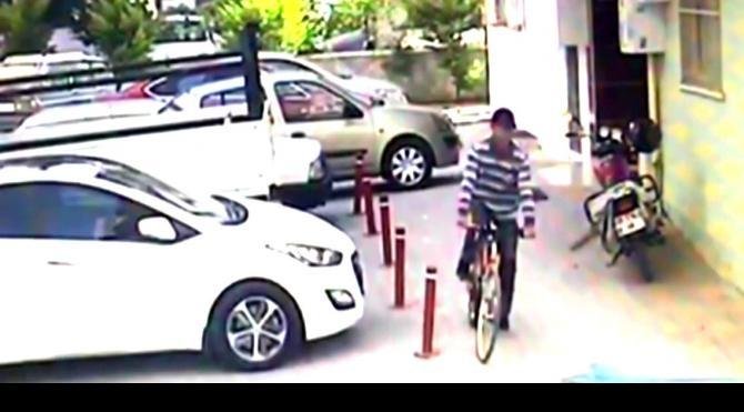 Bisiklet hırsızı güvenlik kamerasında