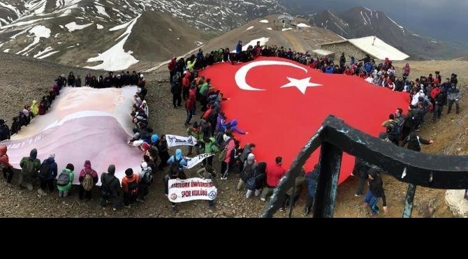 Gençler Palandöken Dağı zirvesinde dev Türk bayrağı açtı