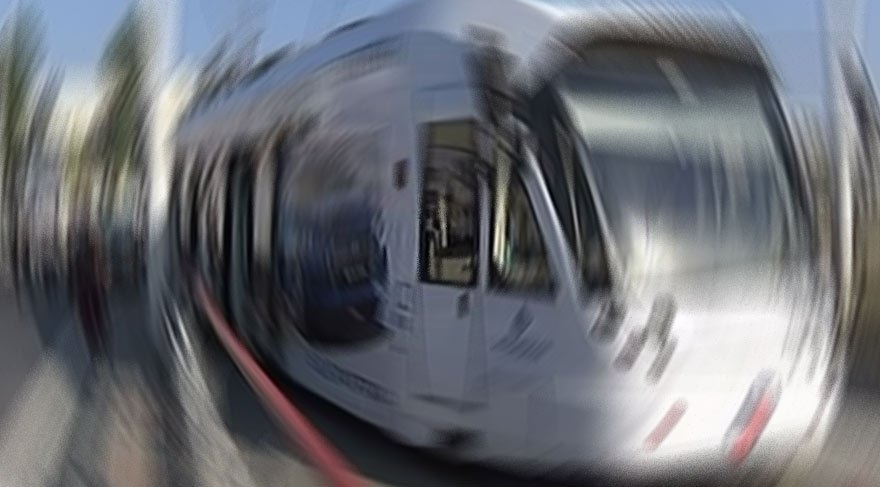 Tramvayda ileri gitmesini istediği genç tarafından bıçaklandı