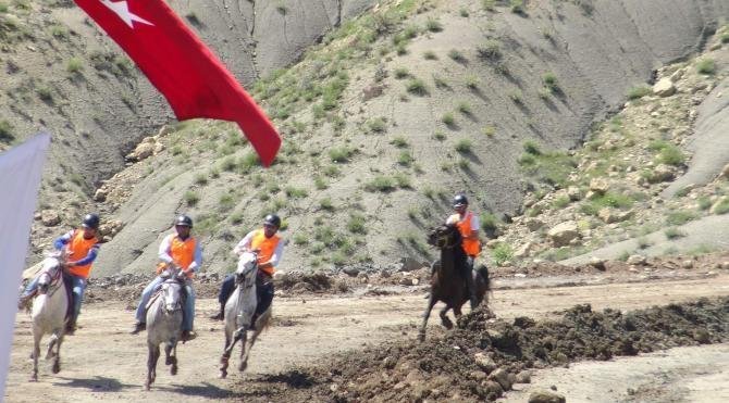 Mardin'de rahvan atları yarışı 