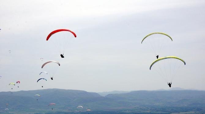 Yamaç paraşütçüleri, Turhal semalarını renklendirdi