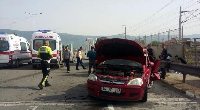 Otomobil kırmızı ışıkta duran otomobile çarptı: 7 yaralı