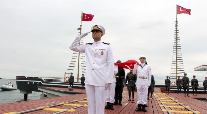 Atatürk'ün Samsun'a çıkmasını temsil eden bayrak, törenle karaya çıkartıldı