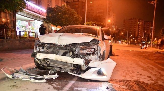 Adana'da iki otomobil çarpıştı: 1 ölü, 1 yaralı