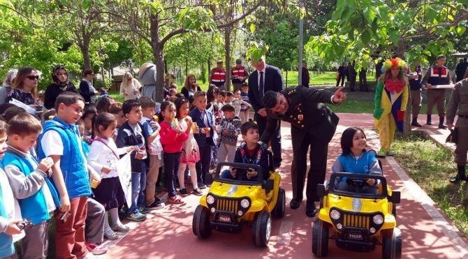 Jandarmadan ilkokul öğrencilerine trafik eğitimi