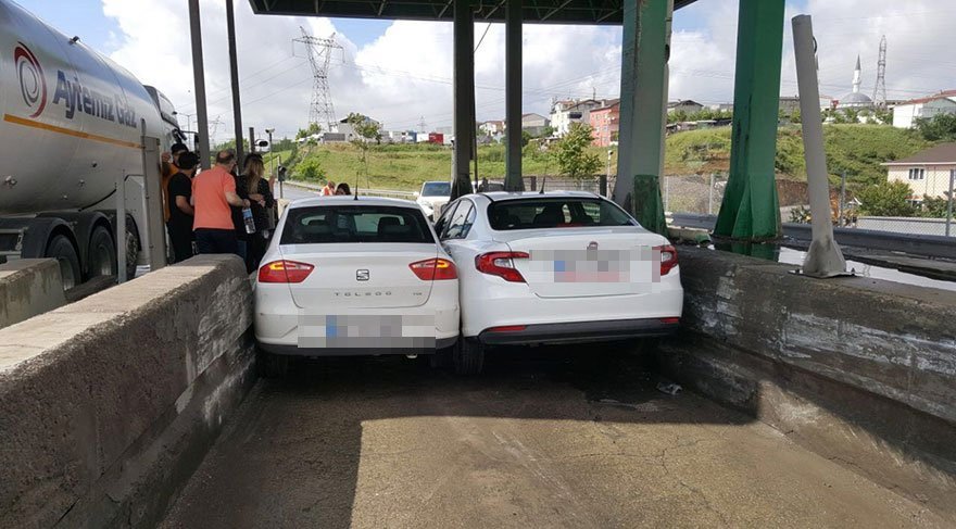 Geçtiğimiz hafta da Kartal Samandıra gişelerinde iki inatçı sürücü aynı gişeden geçmek isteyince ortaya bu görüntü çıkmıştı.