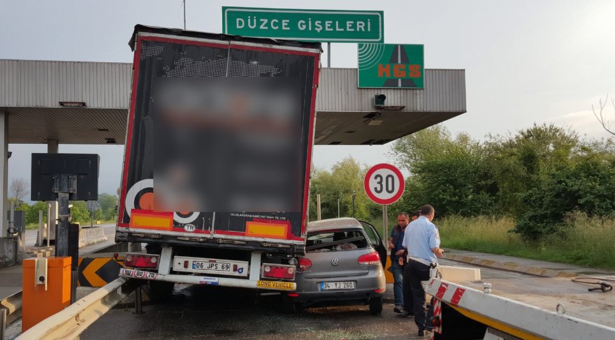 OGS yerine HGS gişesine giren otomobil turnike girişinde sıkıştı