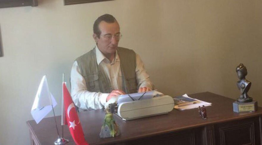 Metin Uca, Tayfun Talipoğlu’nun balmumu heykelini paylaştı