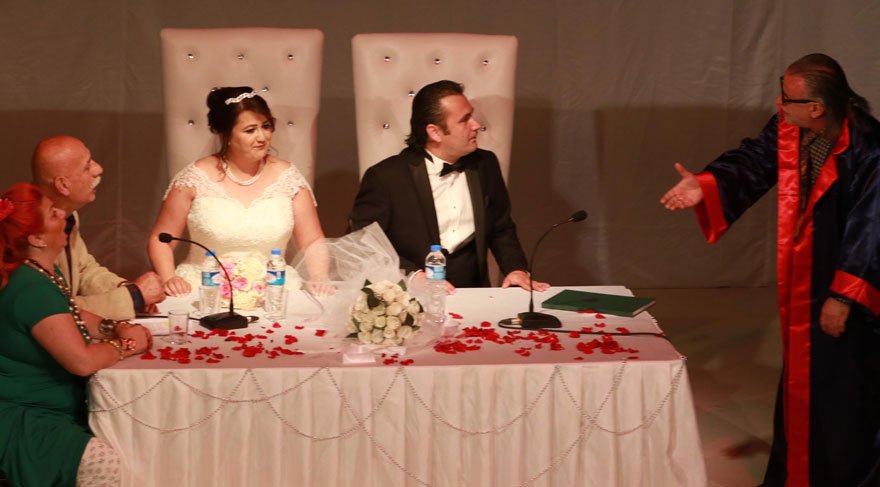 Tiyatro oyununda gerçek nikah