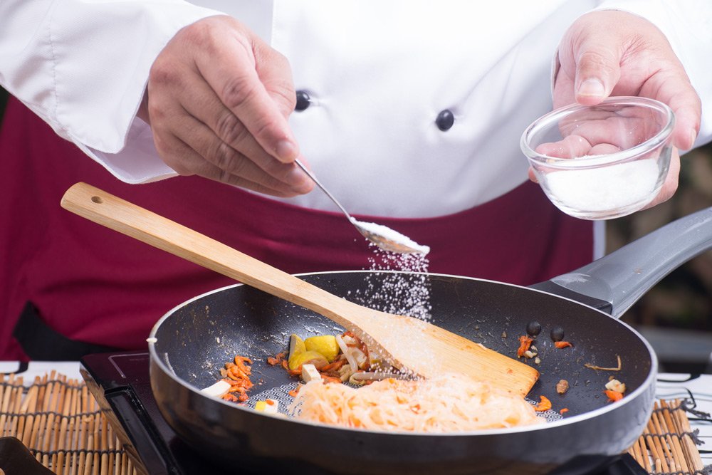 Put sugar. Put cooking.