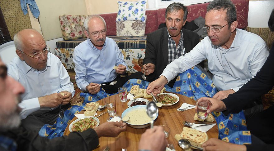 Kemal Kılıçdaroğlu köy evinde iftar sofrasına konuk oldu