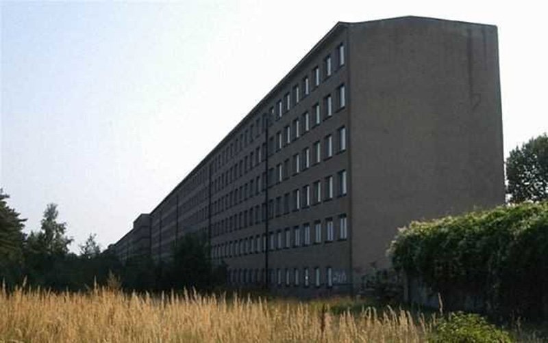 Bu konudan daha ilginci ise Rügen ismiyle kıyıya paralel konumlanan bir otel.