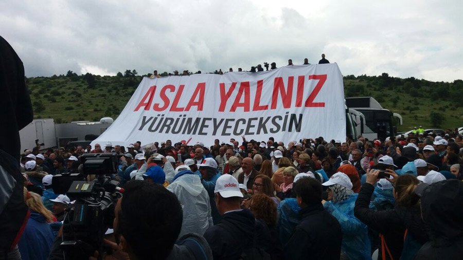 CHP'liler Kılıçdaroğlu konuşurken bu pankartı açtılar.
