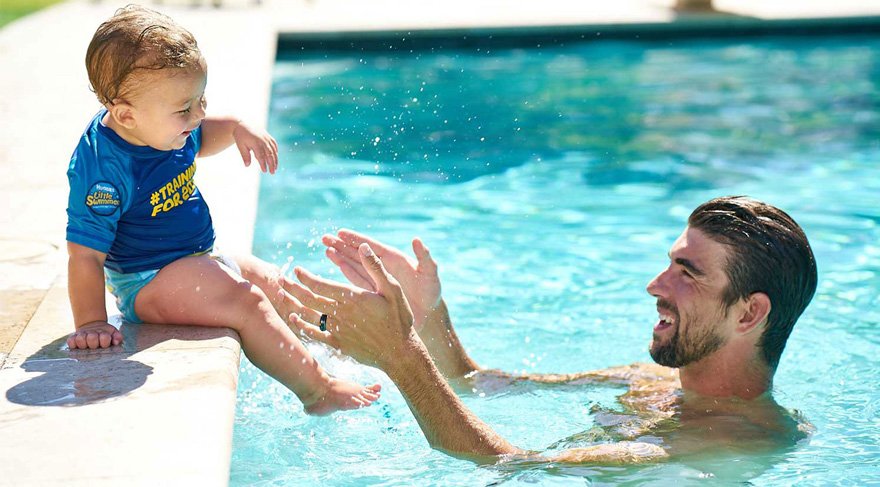 Michael Phelps bebeklere yüzme öğretecek