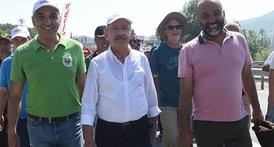 FOTO:DHA - Kılıçdaroğlu'nun Gümüşova rampasında sırılsıklam terlediği gözlendi.