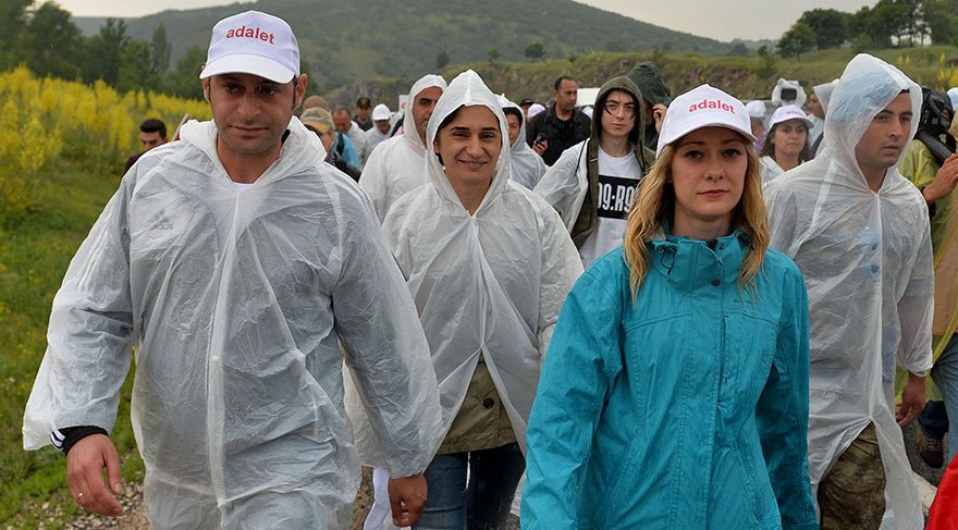 Kılıçdaroğlu'na eşi, oğlu ve nişanlısı, Zülfi Livaneli, Muharrem İnce ve vatandaşlar eşlik etti.