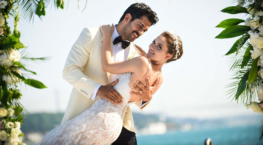 Fahriye Evcen ve Burak Özçivit nikah masasında