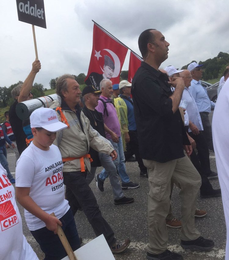 FOTO:SÖZCÜ - Yürüyüşe DSP eski Genel Başkanı Zeki Sezer de 'tam teçhizatlı' olarak katıldı.