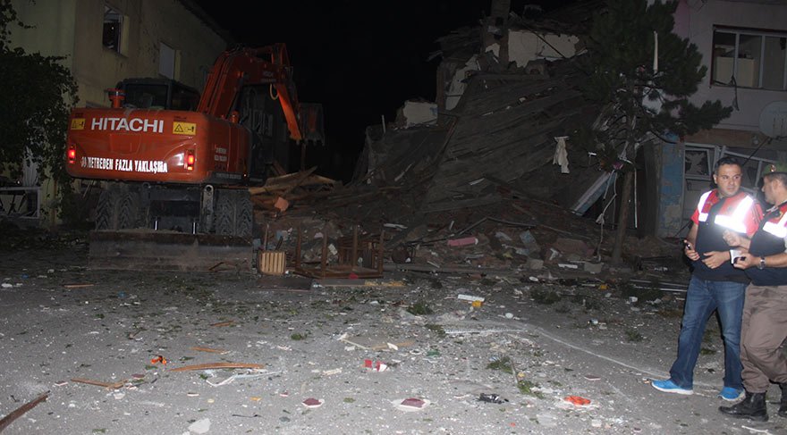 Lokantada patlama, iki katlı bina yıkıldı
